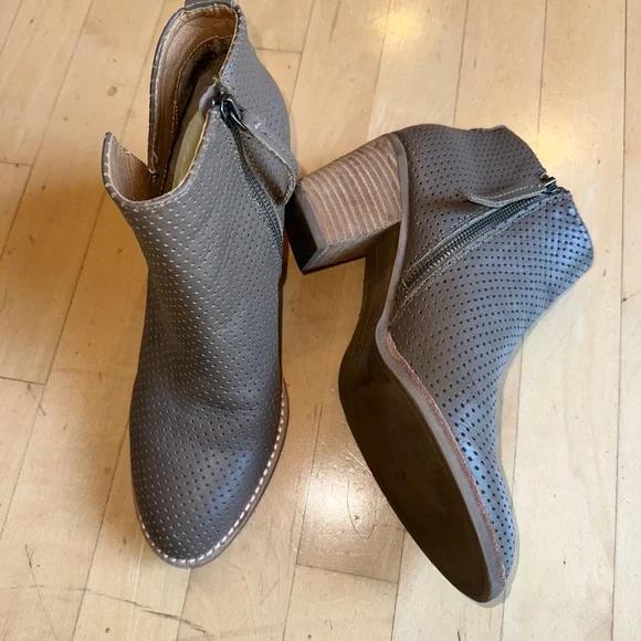 Dolce Vita Taupe Perforated ankle boot, 8, G1282 - Picture 2 of 8